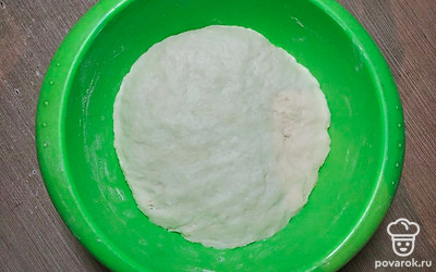 Добавляем масло, муку и замешиваем тесто. Накрываем и ставим в тёплое место на 40 минут.