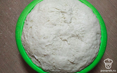 Через 40 минут тесто увеличится в объеме. Формируем пирожки с подготовленной начинкой, обжариваем на сильном огне по 1,5-2 минуты с каждой стороны.