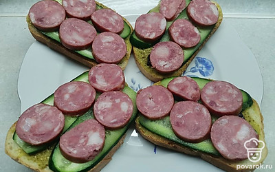 Бутерброды выложите на тарелку. Подавайте к столу. Приятного аппетита! 