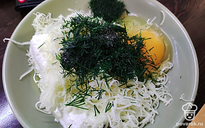 Дальше нужно приготовить начинку. В миске смешайте творог, яйцо, сыр, укроп. Всё тщательно перемешивайте до однородной консистенции.