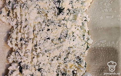 Начинку выкладывайте на тесто и равномерно распределите.