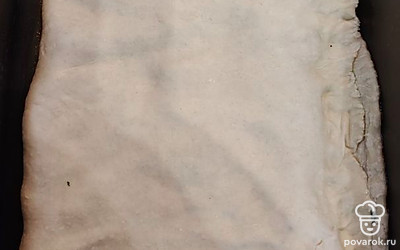 Второй частью теста накройте начинку, скрепите тесто по краям.