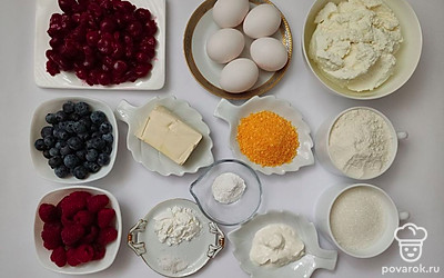 Ягоды хорошо промойте. Слейте сок с вишни. Вишню обсушите бумажными полотенцами.