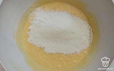 Сливочное масло с сахаром разотрите в глубокой миске. Добавьте 3 куриных яйца и хорошо взбейте блендером. Добавьте соль и сметану, перемешайте. Всыпьте муку и разрыхлитель, размешайте, тесто получится как густая сметана