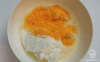 В другой миске взбейте куриные яйца с сахаром. Добавьте сметану, творог и кокосовую стружку. Перемешайте. Форму 28 см застелите пергаментом, выложите в нее тесто, а поверх него творожную прослойку.