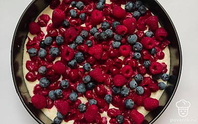 Сверху на творожную прослойку выложите вишню и присыпьте крахмалом, затем выложите голубику и малину. Пирог выпекайте в разогретой духовке до 180°С 70 минут, затем остудите и посыпьте сахарной пудрой.