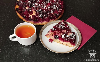 Остывший пирог разрежьте на порционные кусочки, посыпьте сахарной пудрой и украсьте листиками свежей мяты. Либо горячий пирог выложите на тарелку, на него выложите шарик ванильного мороженого и полейте ягодным соусом.