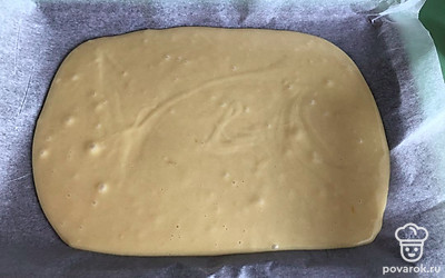 Смешайте яйца, сахар, молоко. Взбейте до растворения сахара. Введите масло, перемешайте. Постепенно введите муку с разрыхлителем. Перемешайте. Отправьте выпекаться на 15 минут при 180°С. Проверяйте готовность зубочисткой.