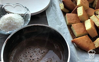 Нарезанный на кусочки бисквит окуните в шоколад и обваляйте в кокосовой стружке. Удобнее делать это шпажкой.