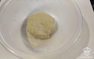 Стакан муки добавьте в миску, натрите на терке замороженное масло, добавьте полстакана сахара и одно яйцо. Замесите тесто.