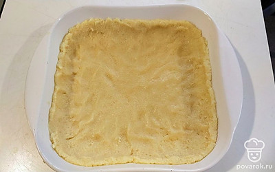 Тесто распределите по форме, формируя бортики, руки можно смазать растительным маслом, чтобы тесто не приставало.