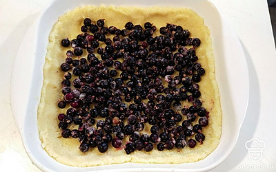 В форму высыпьте ягоды и равномерно распределите.