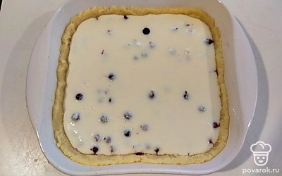 Залейте ягоды полученной смесью и выпекайте в духовке 40 минут при температуре 180°С.