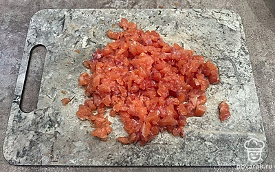 Форель нарежьте мелкими кусочками. При необходимости удалите кости.