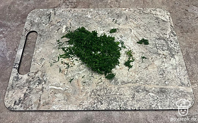 Мелко нарежьте укроп.