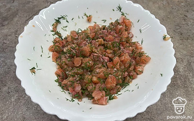 Смешайте укроп с форелью в тарелке.