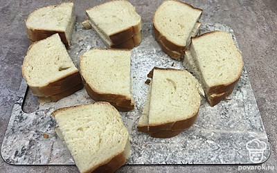 Хлеб нарежьте ломтиками, а затем разрежьте их пополам. Я сделала 16 кусочков.