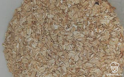 В миску выложите овсянку.