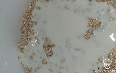 Залейте ее кефиром и оставьте на 20 минут.