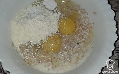 Добавьте сухое молоко, разрыхлитель, перемешайте.