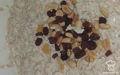 В смесь положите изюм, орехи, любые сухофрукты, сахар, перемешайте.