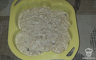 Выложите смесь в форму для выпечки и выпекайте в духовке при 180 градусах 40 минут.