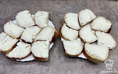 Намажьте творожный сыр на хлеб.