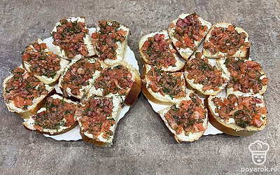 Сверху выложите рыбку. Наши бутерброды готовы!