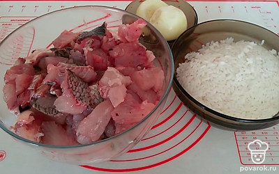  Рыбу очистите, промойте и нарежьте на кубики. Полностью снимите шелуху. Рис хорошо промойте. Лук нарежьте полукольцами.