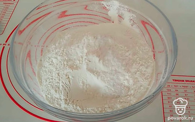 Для теста смешайте муку и соль. 