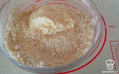В муку добавьте масло, смешайте в крошку. Затем добавьте сметану и замесите тесто.