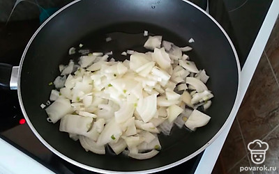 Лук обжарьте на сковороде.