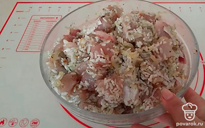 Рыбу и рис смешайте. 