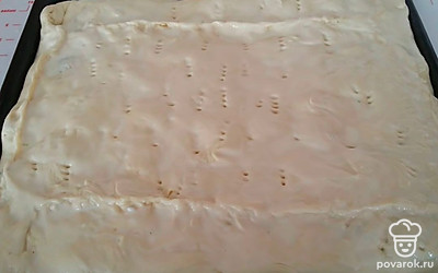 Полностью закройте тестом начинку. Вилкой сделайте отверстия для воздуха. Выпекайте в духовке 40 минут при 180 градусах. 