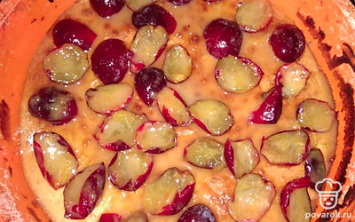 Очистите сливу от косточек. Если сливы очень крупные нарежьте их и при желании добавьте сахар. Добавьте 2 ст.крахмала.