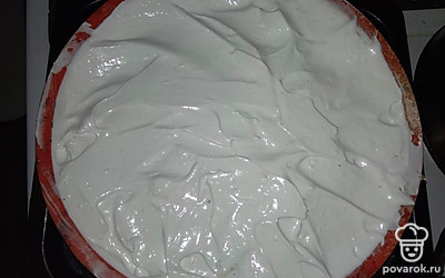 На испеченный корж положите сливы с частью сока. На сливы положите меренгу. Поставьте пирог в духовку при 200​​˚C. Чтобы меренга не потемнела не стоит ставить противень высоко к жару. Готовьте 35 минут, следите за готовностью.