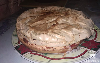 Готовый пирог нарежьте на порции и подавайте к горячему ароматному чаю