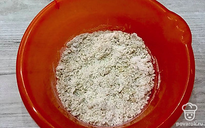 В масляную крошку влейте кипяток и сразу размешайте. Сначала мешайте ложкой, потом быстро соберите тесто в комок руками. Накройте тесто и дайте отдохнуть 30 минут.