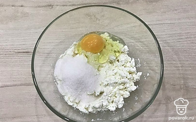 Творог протрите через сито, посолите немного, всыпьте сахар, ванильный сахар, вбейте яйцо. Все перемешайте до однородности.