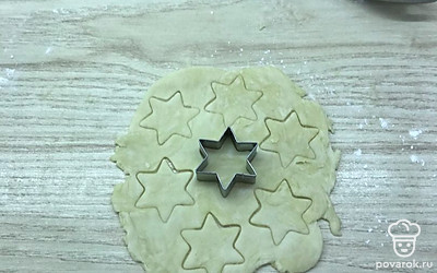 Тесто раскатайте тонко. Вырежьте ровный круг.