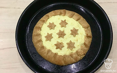 На тесто выложите начинку. Сформируйте галету. Из оставшегося теста можно сделать декор для пирога.