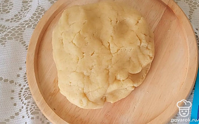 Смешайте муку, сахар, яйцо и замесите тесто.