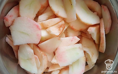 Делаем начинку: яблоки очистите от кожи, сердцевину нарежьте не очень крупными кусочками.