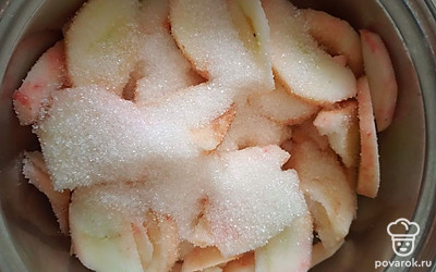 К яблокам добавьте сахар и тушите на медленном огне 10 минут. Дайте остыть.