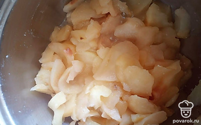 Выложите на тесто яблоки так, чтобы получилась шапочка.