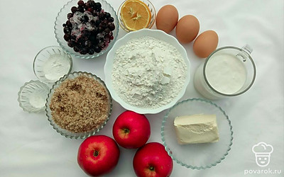 Подготовьте все необходимые ингредиенты для приготовления пирога.