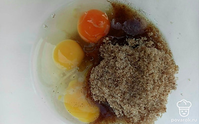 Подготовьте глубокую посуду, в которой будет удобно смешать ингредиенты. Разбейте в емкость яйца, добавьте тростниковый сахар и соль взбейте миксером в однородную массу.