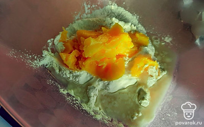 Для теста соедините соль, сахар, топленое сливочное масло, воду и муку.