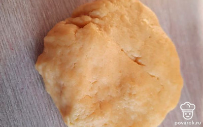 Замесите тесто и уберите в холодильник на 20 минут.