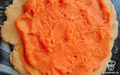 Раскатайте тесто и выложите на противень. В центре теста разместите тыквенное пюре.